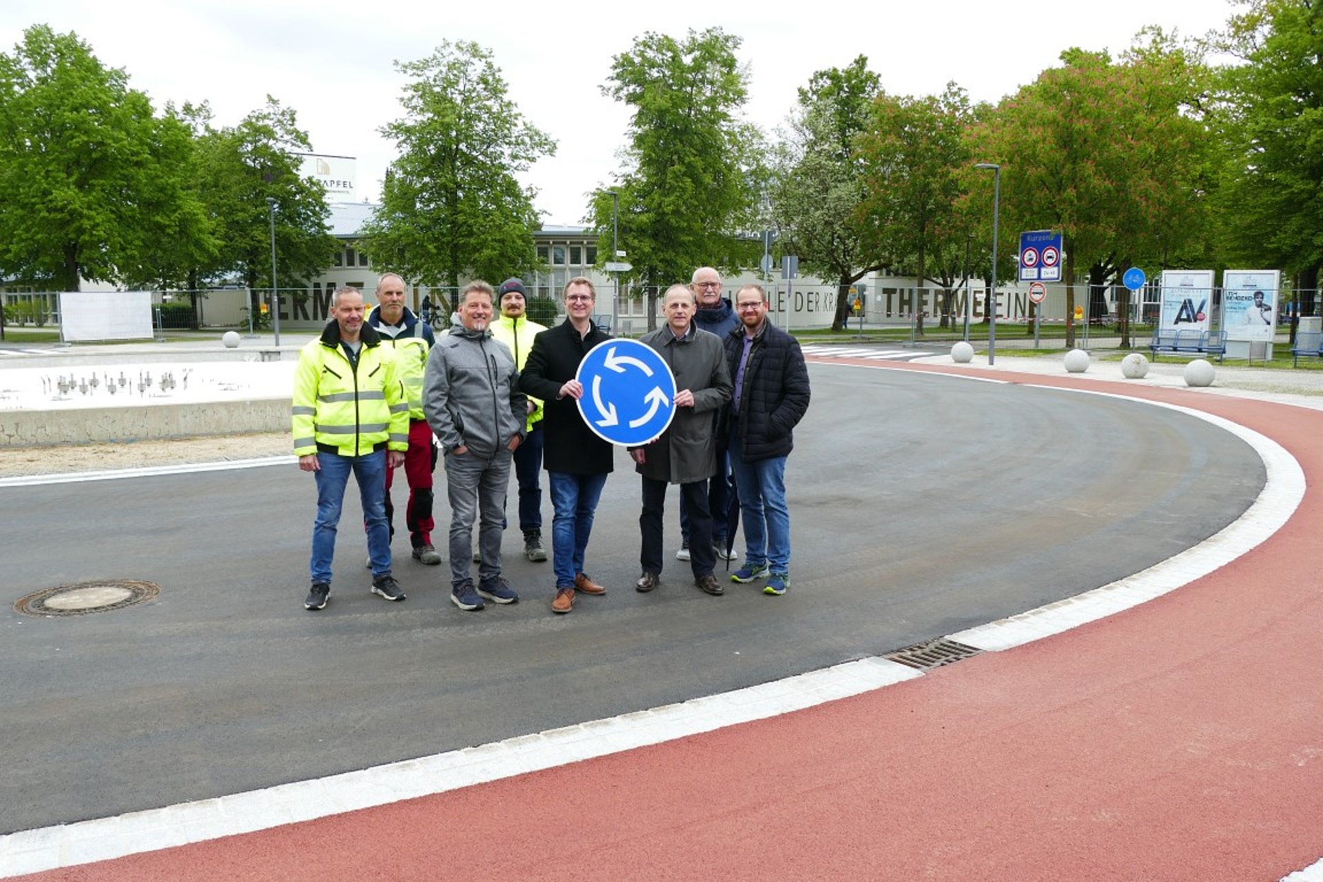 Gruppenfoto im Kreisverkehr